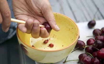 Cum de a elimina (scoate, scoate, scoateți) oasele cireselor