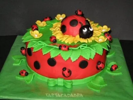 Cum de a decora tort pentru copii în gătit acasă și opțiuni de bezea si decor de mastic