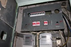 Cum să înlocuiți comutatorul de lumină cu propriile sale mâini