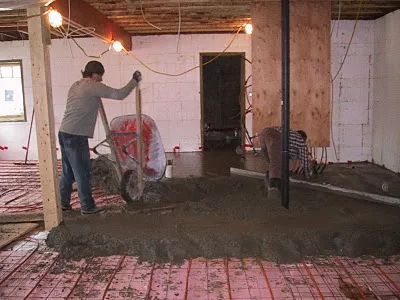 Cum se toarnă o podea de beton cu mâinile sale (impermeabilizare este adesea folosit) Cum se toarnă o podea de beton cu mâinile
