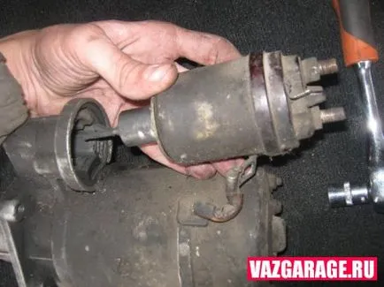 Cum să înlocuiți releul retractor de pornire 2107