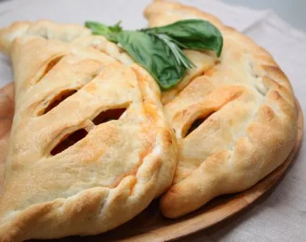 Calzone sau pizza închis - toate distractiv! (În timpul pregătirii de umplere) Calzone sau pizza închis - toate distractiv!