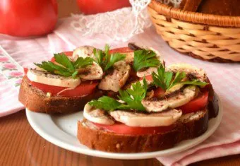 Vom înțelege modul de a face sandwich-uri cu roșii, usturoi și brânză, precum și alte exemple de realizare (sandwich-uri) Să înțeleagă cum să gătească sandwich-uri cu roșii, usturoi și brânză, precum și alte opțiuni