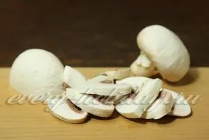 Cartofi copți într-un cuptor cu fungi (ciuperci) Cartofi copti cu ciuperci în cuptor