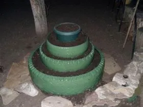 Un pat de flori de anvelope - teren de decor de grădină, cu propriile mâini (zona) Un pat de flori de anvelope - decorul unui site grădină cu propriile sale mâini