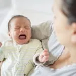 Când copilul începe să zâmbească, primul zâmbet al unui copil nou-născut ca răspuns la părinți