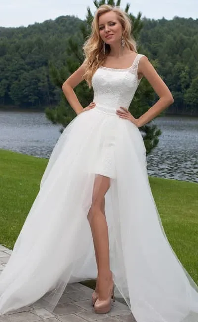 Rochie de mireasa scurta cu un tren (lung spate), salon de nuntă Valencia (București)
