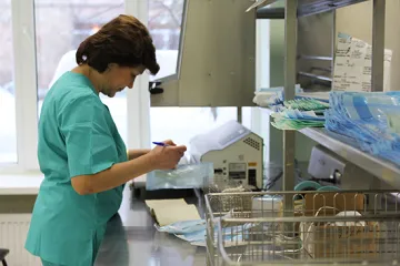 Hartie laminata pentru sterilizarea cu abur și gaz (creponată) Hartie laminata pentru sterilizare cu abur și gaz