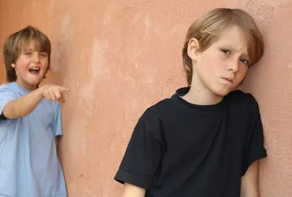 Cine sunt cei din afară
