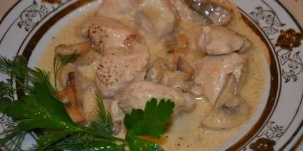 Pui cu ciuperci, fiert în smântână (pui) Pui cu ciuperci, fierte în smântână