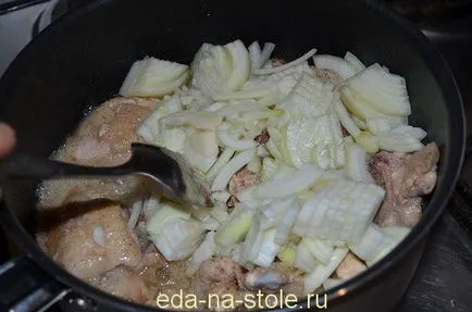 Pui cu ciuperci din smântână, mâncare pe masă (cu ciuperci) Pui cu ciuperci smântână, mâncare pe masă