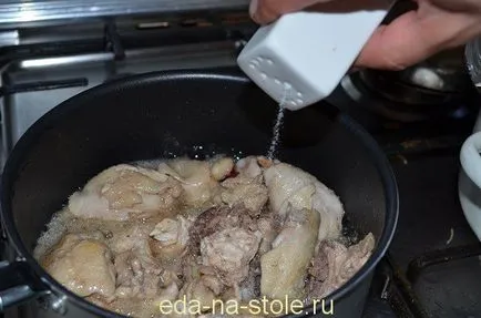Pui cu ciuperci din smântână, mâncare pe masă (de la mâncare pentru păsări) Pui cu ciuperci smântână, mâncare pe masă
