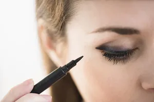 Liner, eyeliner - femeie s zi (forma marker) Liner, creion de ochi - o zi femeie s