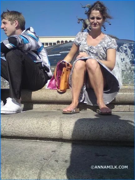 Într-adevăr ea a aratat chilotii ei intre picioarele, fotografiile ei privat