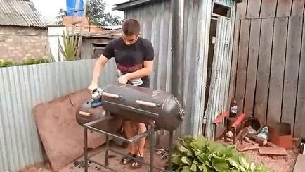 Căldărar-Smokehouse de butelii de gaz cu mâinile lor (25 poze) - triniksi (lateral) Căldărar-Smokehouse de butelii de gaz cu mâinile lor (25 poze) - triniksi