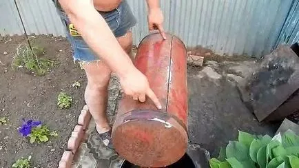 Căldărar-Smokehouse de butelii de gaz cu mâinile lor (25 poze) - triniksi (produs) Căldărar-Smokehouse de butelii de gaz cu mâinile lor (25 poze) - triniksi