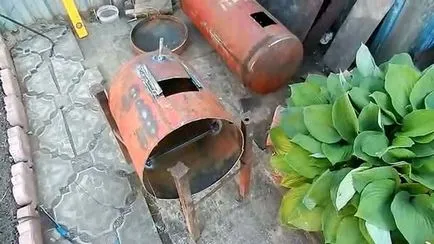 Căldărar-Smokehouse de butelii de gaz cu mâinile lor (25 poze) - triniksi (produs) Căldărar-Smokehouse de butelii de gaz cu mâinile lor (25 poze) - triniksi