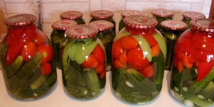 castraveti murati cu roșii de gătit sortiment delicios de legume în cutii (tomate) castraveti murati cu roșii de gătit sortiment delicios de legume în borcane