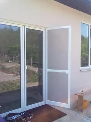 plasă de țânțari pe plase de țânțari balcon ușă de ușă, tipurile lor, cum să facă, fotografie