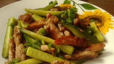 Salata de carne cu castravete proaspat