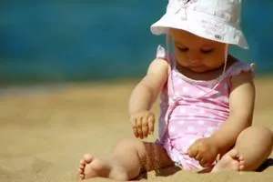 Pe plaja cu un copil