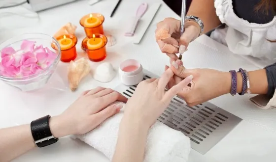 Nail sub formă de acril și gel, pe etape schemă