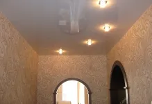 Tavane extensibile în design hol foto în înguste și lungi într-un pic lucios, în Hrușciov (îngust) Tavane extensibile în design hol foto în înguste și lungi într-un pic lucios, în Hrușciov