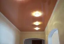 Tavane extensibile în design hol foto în înguste și lungi într-un pic lucios, în Hrușciov (întindere) Tavane extensibile în design hol foto în înguste și lungi într-un pic lucios, în Hrușciov