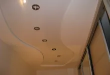 Tavane extensibile în design hol foto în înguste și lungi într-un pic lucios, în Hrușciov (foto) Tavane extensibile în design hol foto în înguste și lungi într-un pic lucios, în Hrușciov