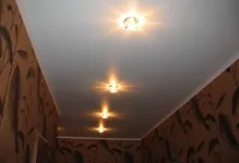 Tavane extensibile în design hol foto în înguste și lungi într-un pic lucios, în Hrușciov (hol) Tavane extensibile în design hol foto în înguste și lungi într-un pic lucios, în Hrușciov