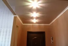 Tavane extensibile în design hol foto în înguste și lungi într-un pic lucios, în Hrușciov (întindere) Tavane extensibile în design hol foto în înguste și lungi într-un pic lucios, în Hrușciov