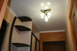 Plafoane suspendate în hol, fotografii de tavane suspendate în hală (întindere) Plafoane suspendate în hol, fotografii de tavane suspendate în sala