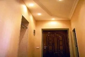 Plafoane suspendate în hol, fotografii de tavane suspendate în hală (întindere) Plafoane suspendate în hol, fotografii de tavane suspendate în sala