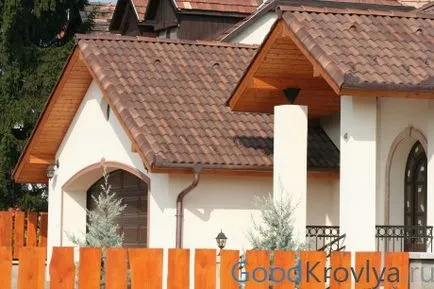 Baldachin peste veranda unei copertine private, casa de fotografii din diferite materiale și etape de asamblare