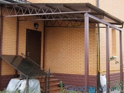 Baldachin peste veranda unei copertine private, casa de fotografii din diferite materiale și etape de asamblare
