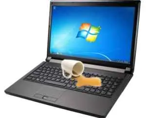 Laptop-ul este umplut cu apă, suc, bere, care face propriile lor de reparații laptop (apă) Laptop-ul este umplut cu apă, suc, bere, care face propriile lor de reparații laptop