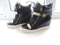 pantofi adidași