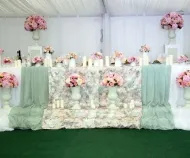Efectuarea de mireasa masă de nuntă și mirele fotografie 100