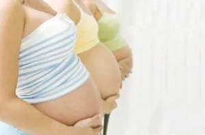 partea inferioară a abdomenului înainte de naștere (coborâre) partea inferioară a abdomenului înainte de naștere