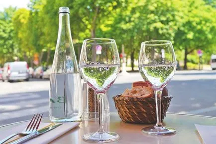Plata facturilor la restaurantul care dictează o eticheta modernă (plata) Plata facturilor la restaurantul care dictează o etichetă modernă