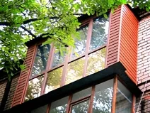 Decorarea balcoane cu mâinile lor într-o fotografie, cu atât mai bine în interiorul loggia arma