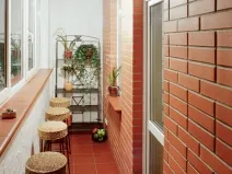 Decorarea balcoane cu mâinile lor într-o fotografie, cu atât mai bine în interiorul loggia arma