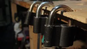 Deschideți lacătul cu propriile lor mâini fără cheie (sa) Deschideți lacătul cu propriile lor mâini fără cheie