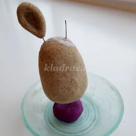 Paste cu iepuri de câmp mâinile lor