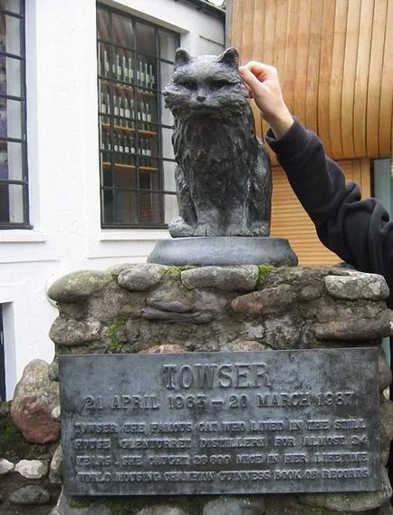 Monumente și sculpturi de pisici