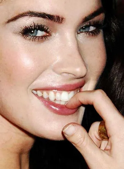 Thumb Megan Fox nu este atât de (deget) cu el Megan fox degetul mare, care e în neregulă cu el