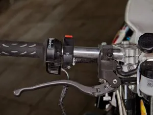 Cum să schimbi treptele de viteză pe o motocicletă în timpul frânării