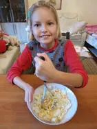 Salata cu bastoane crab, ouă, brânză și castravete - proaspete (salata) Salata cu bastoane crab, ouă, brânză și castravete - prospețime