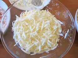 Salata cu bastoane crab, ouă, brânză și castravete - proaspete (crude) Salata cu bastoane crab, ouă, brânză și castravete - prospețime