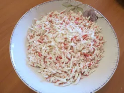 Salata cu bastoane crab, ouă, brânză și castravete - prospețime (bețișoare) Salata cu bastoane crab, ouă, brânză și castravete - prospețime